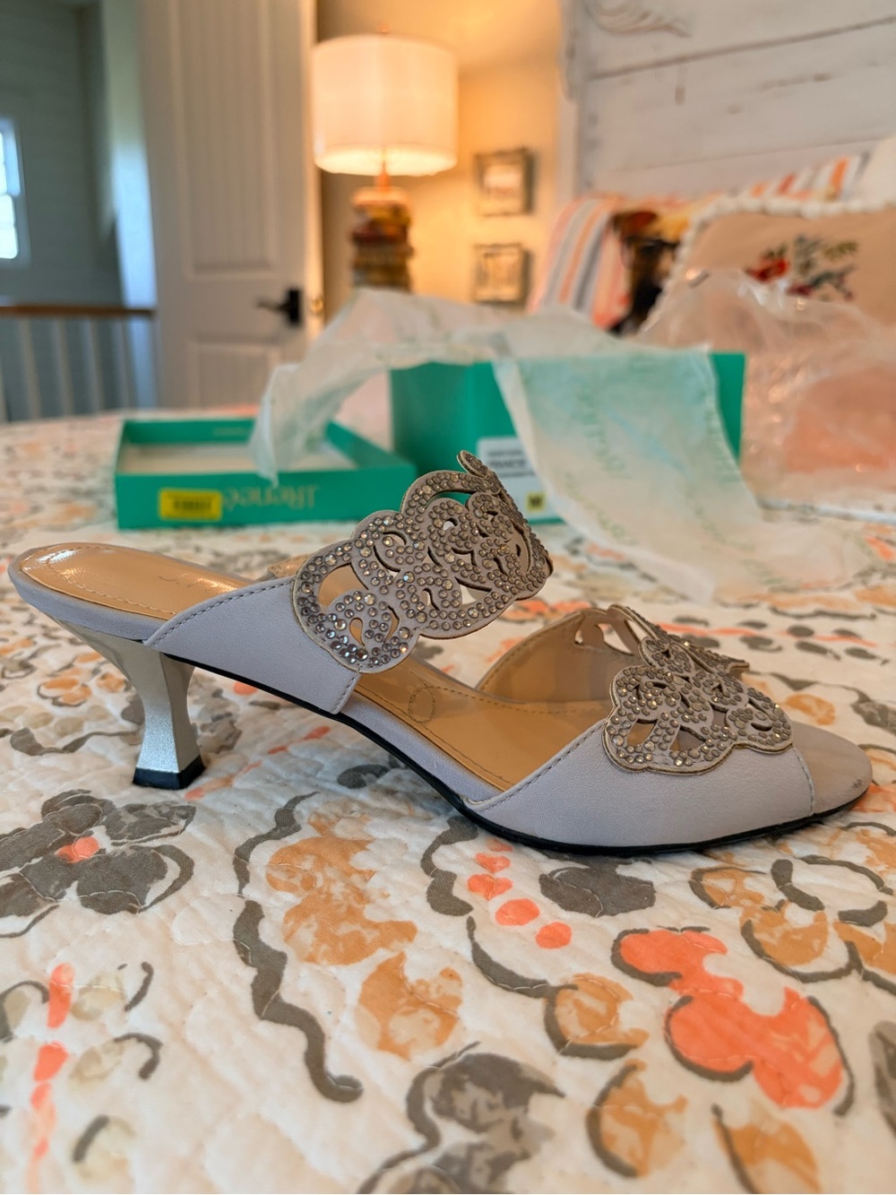J. RENEE FRANCIE SATIN/RHINESTONE HEELS SIZE 6.5, COLOR SILVER GREAT CONDITION